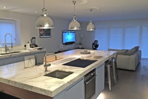 Kitchen with white worktop and pendant lamps